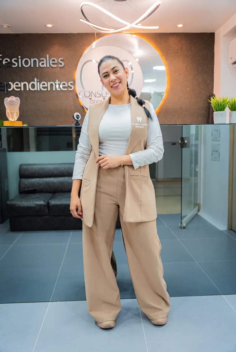 Ana María Agudelo, coordinadora de experiencia y atención al paciente de Ozono Dental Group, en la recepción