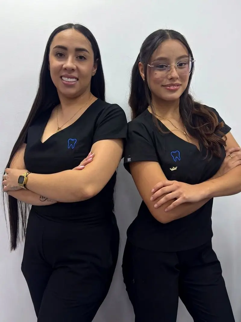 Manuela y Melissa, auxiliares dentales de Ozono Dental Group
